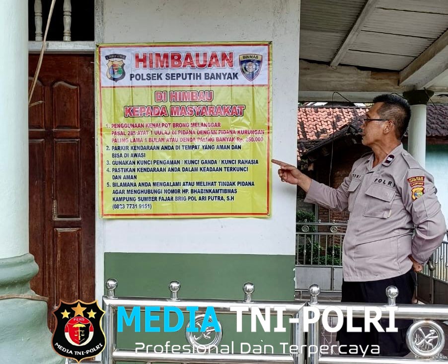 Di Bulan Suci Ramadan, Personel Polsek Seputih Banyak Pasang Spanduk Himbauan Kamtibmas di Sejumlah Titik Strategis