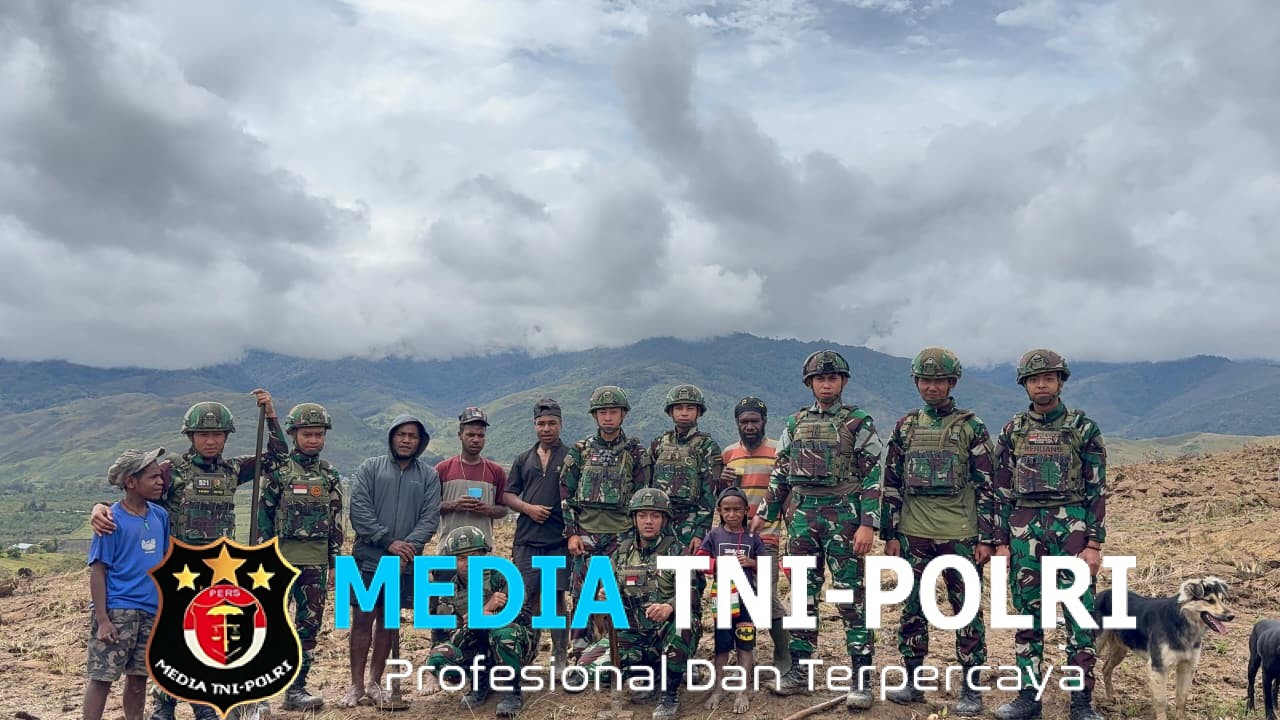 Semangat Gotong Royong Satgas Yonif 521/DY Bersama Warga Membuka Lahan Pertanian di Distrik Napua