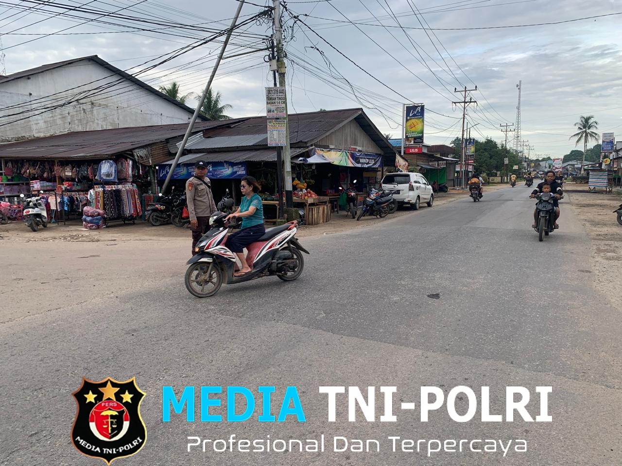 Cegah Kemacetan di Pagi Hari, Personel Polsek Mempawah Hulu Laksanakan Strong Point di Persimpangan Pasar Karangan