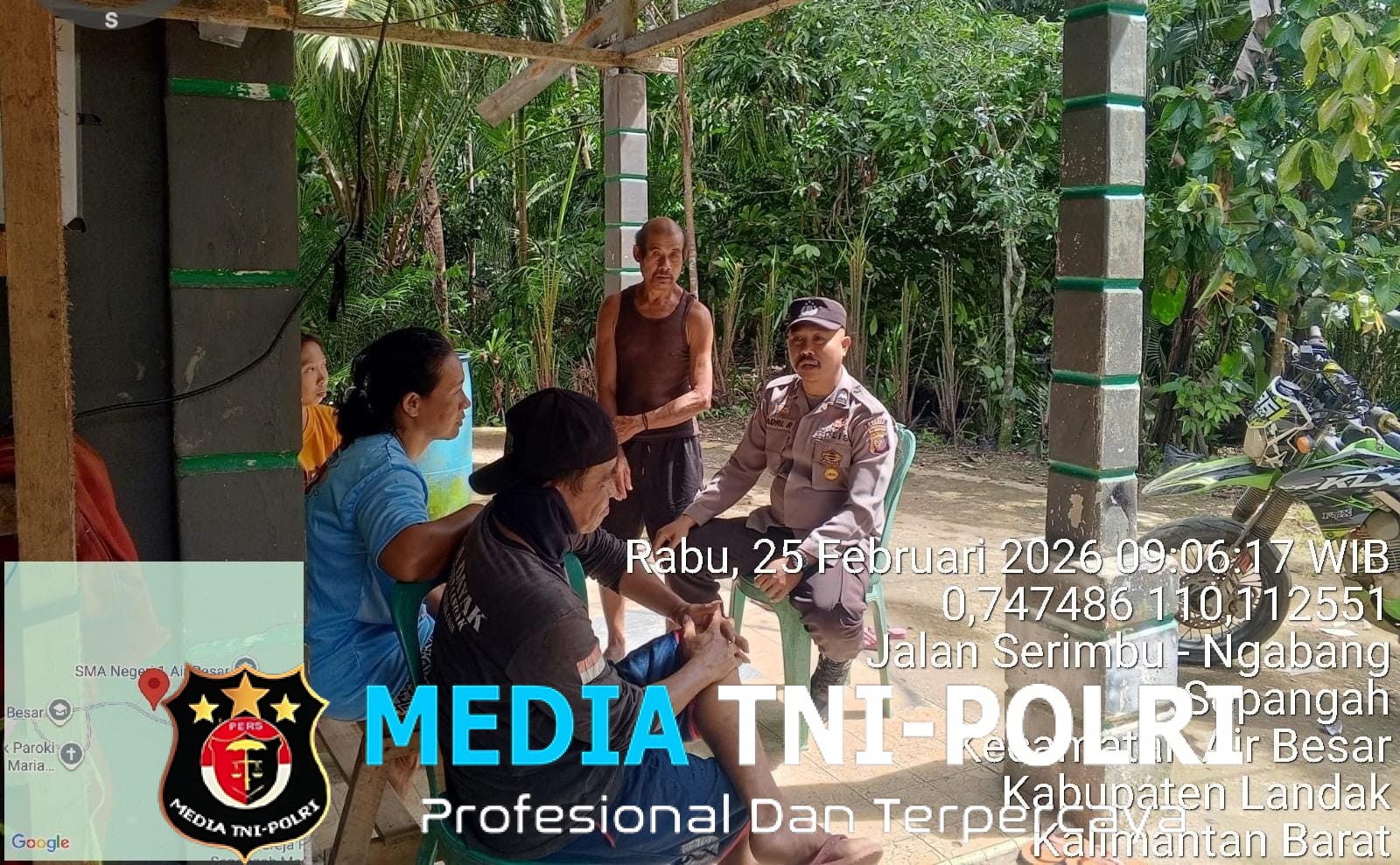 Patroli Siang Penuh Keakraban, Polisi Sapa Warga yang Sedang Bersantai