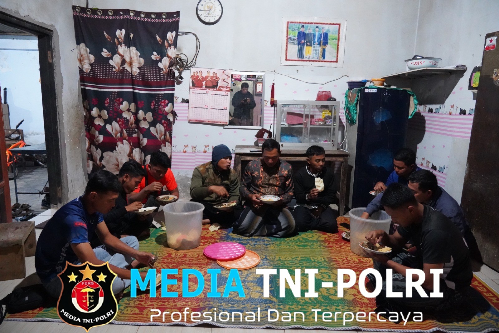 Serda Salahudin Perkuat Kemanunggalan TNI – Rakyat Lewat Gema Sahur Bersama Warga Desa Krisik