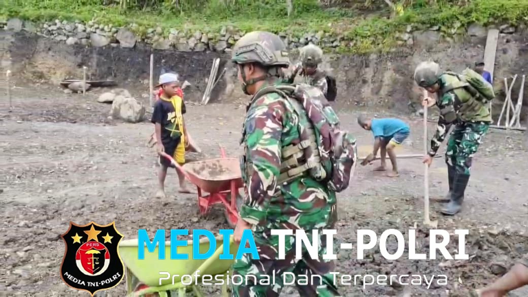 Gotong Royong Satgas Yonif 521/DY Bersama Masyarakat Bangun Kantor Klasis di Desa Seima