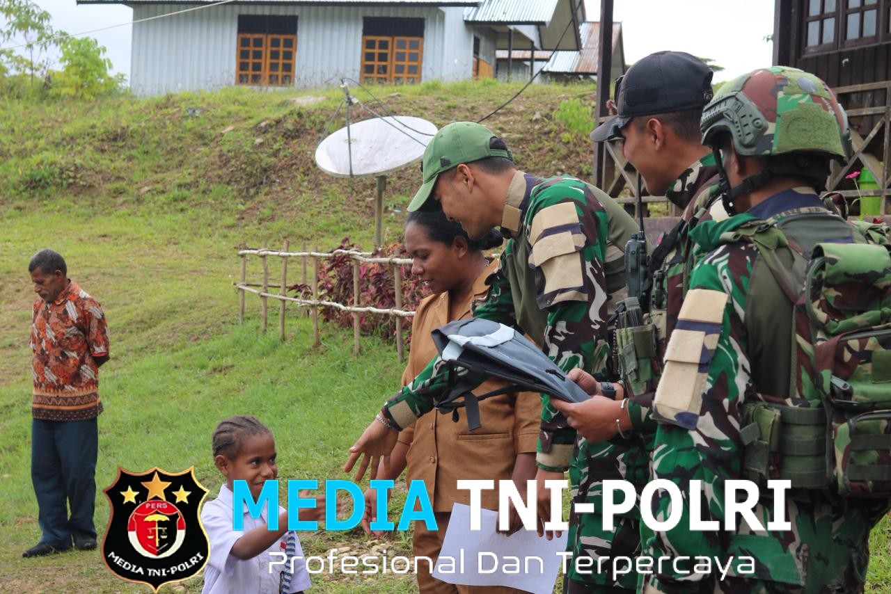 TNI Hadir untuk Pendidikan Perbatasan Pos Okpol Satgas Swasembada Yonif 751/VJS Bagikan Seragam & Perlengkapan Sekolah di SD Okpol