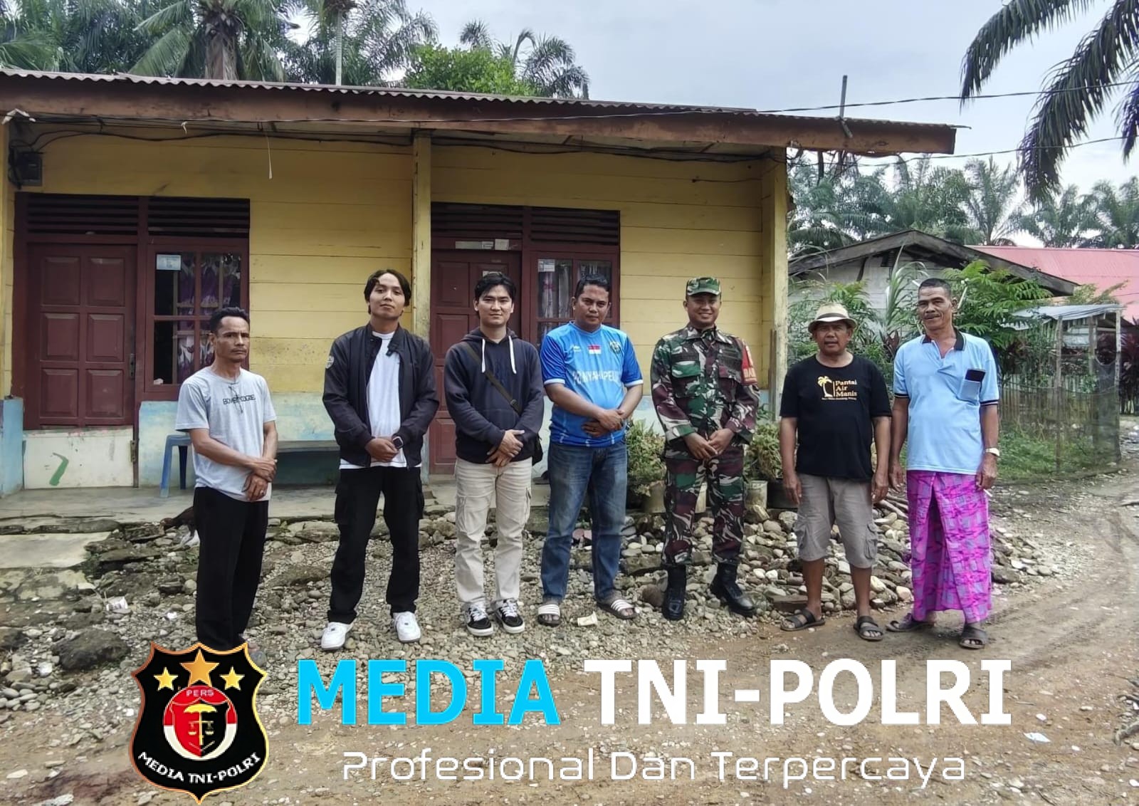 Babinsa Koramil 420-08/Tabir, Serda Suyanto , Laksanakan Komsos Bersama Warga di Desa Pulau Aro, Kec. Tabir Ulu