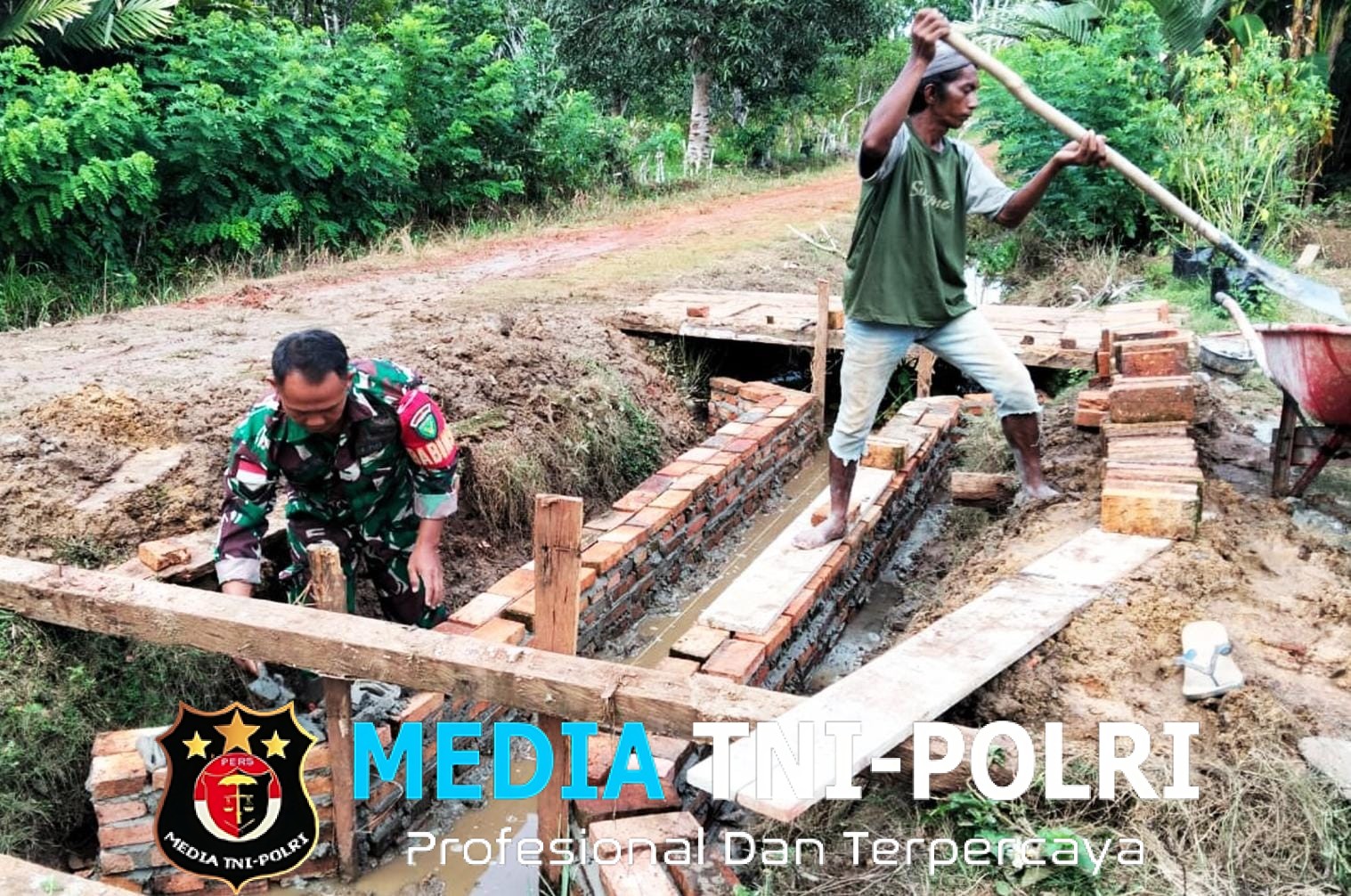 Babinsa Koramil Ulilin Hadir di Tengah Warga, Bantu Pembuatan Gorong-gorong di Kampung Kandrakay