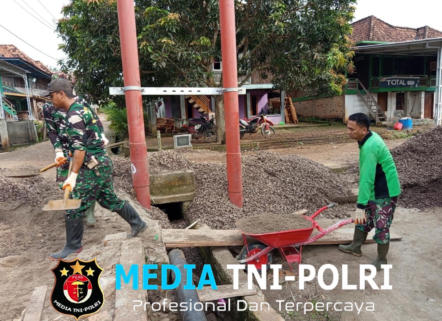 Semangat Tanpa Lelah di Bulan Suci, Kodim 0402/OKI-OI Percepat Pembangunan Jembatan Gantung Desa Embacang