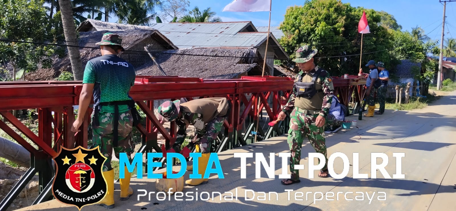 Nuansa Merah Putih Di Atas Sungai, Prajurit Zipur Dan Babinsa Percantik Jembatan Bailey Dewantara