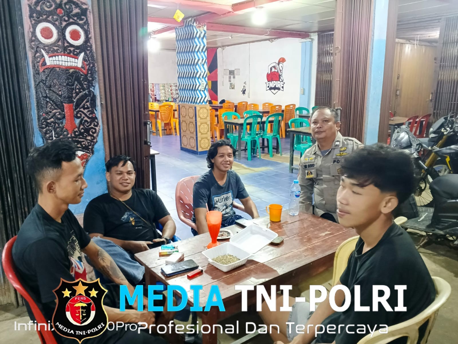 Polisi Merangkul Pemuda Saat Patroli Malam, Keamanan Jadi Prioritas Bersama