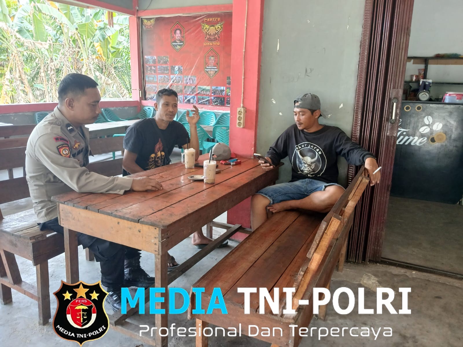 Usai Patroli Siang, Polisi Duduk Bareng Warga dan Sampaikan Pesan Kamtibmas