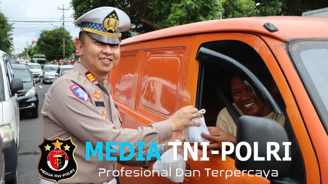 Sat Lantas Polres Wonogiri Bagi 250 Takjil di Simpang Ponten, Sambil Edukasi Tertib Lalu Lintas