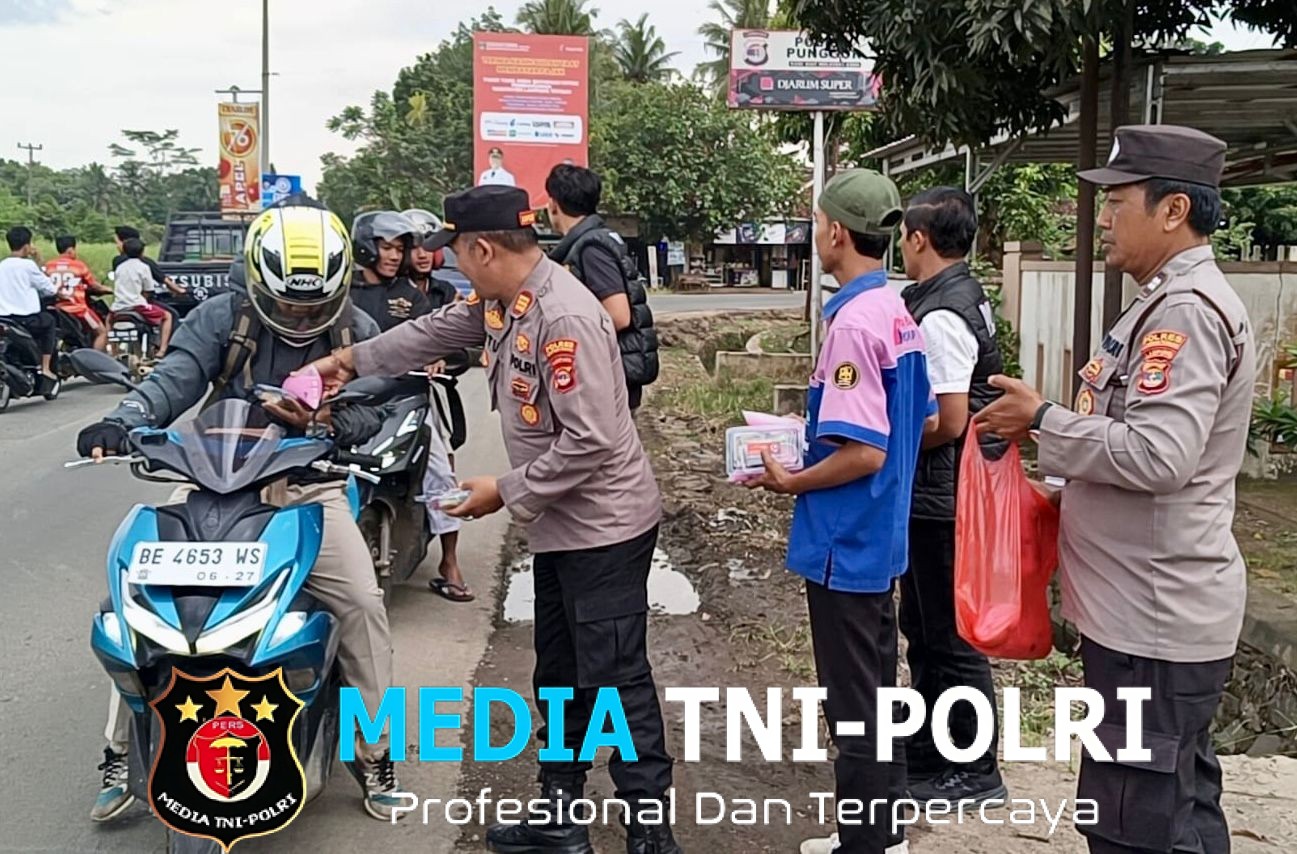 Ramadhan Penuh Berkah, Polsek Punggur Gandeng PB Swalayan Bagikan Ratusan Takjil untuk Masyarakat
