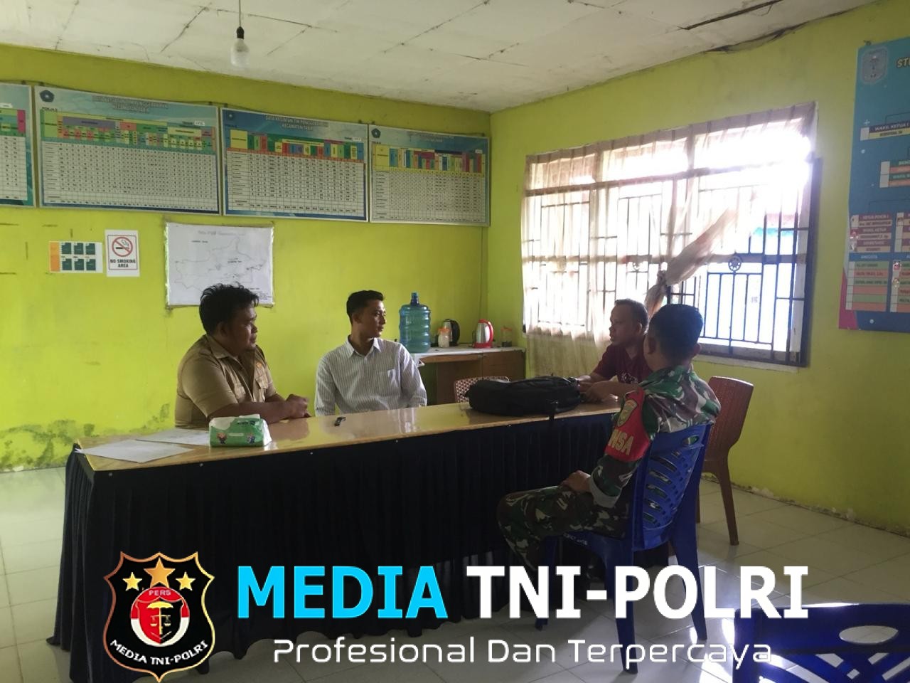 Babinsa Koramil 420-08/Tabir, Serda Roby Guswara , Laksanakan Komsos Bersama Warga di Kelurahan. Pasar Rantau Panjang , Kecamatan. Tabir