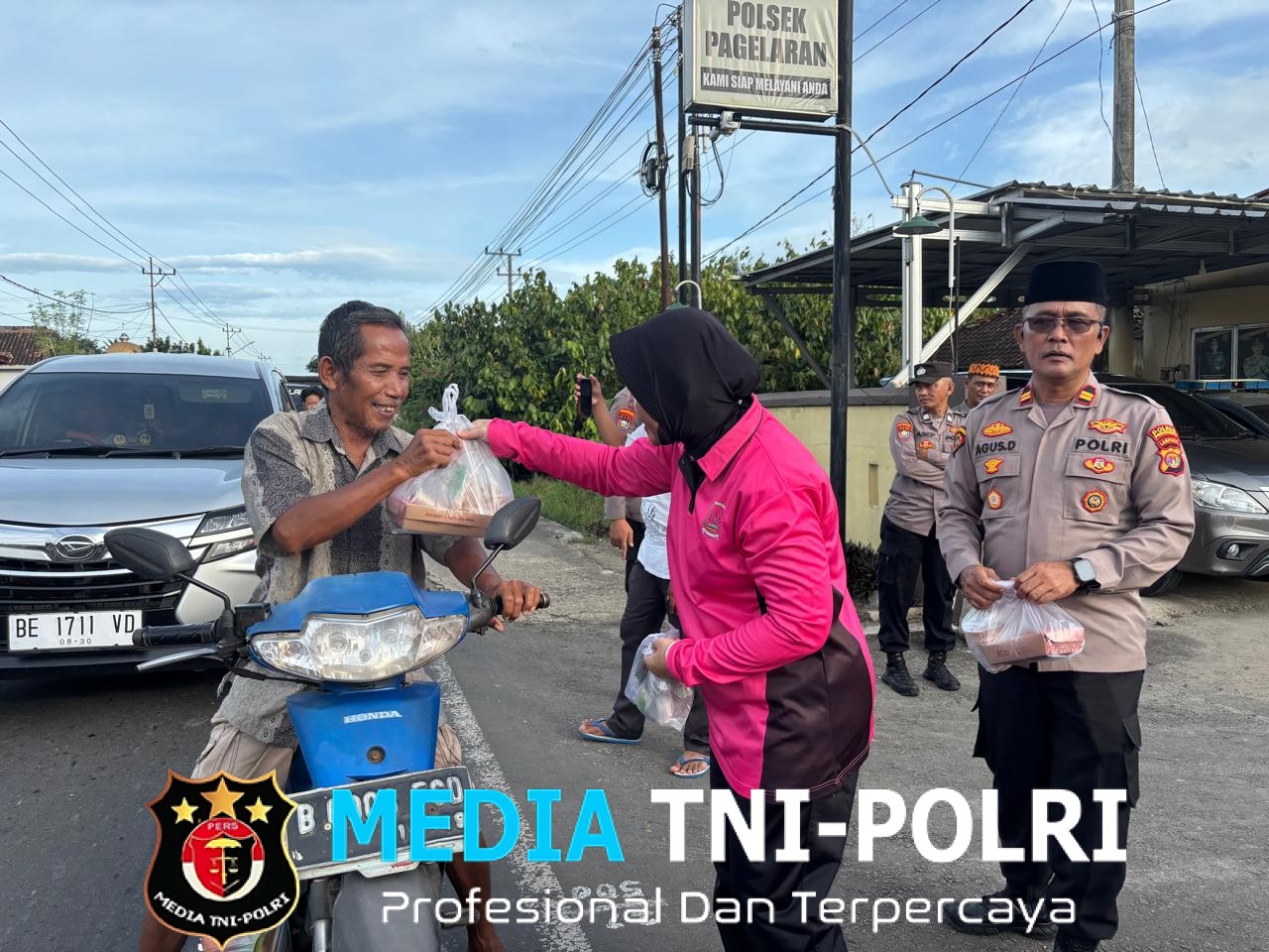 Melintas di Jalinbar Pagelaran, Ratusan Warga Dapat Takjil Gratis dari Polsek Pagelaran