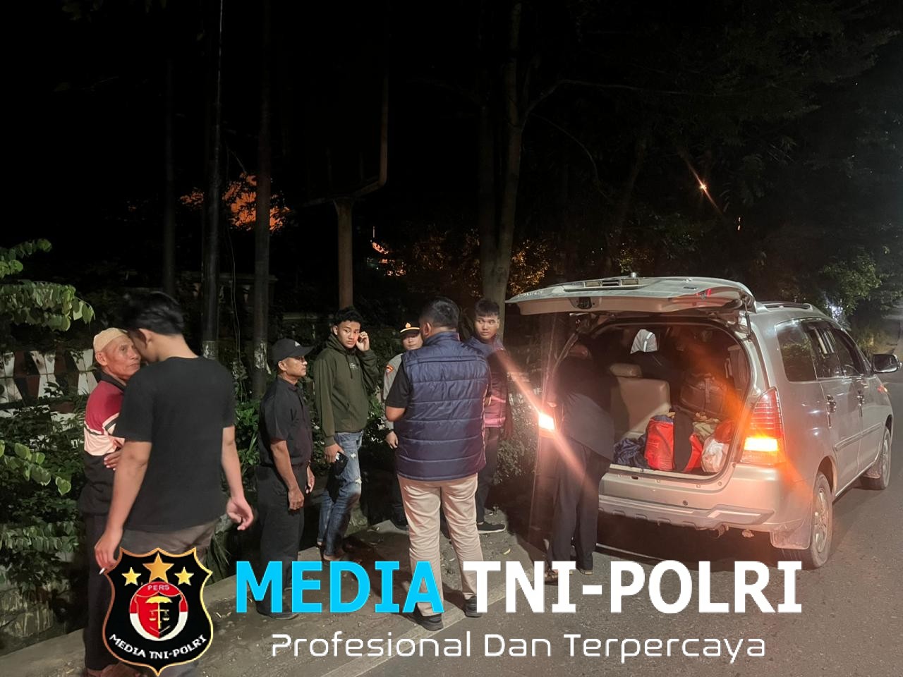 Gelar Patroli Barcode, Personel Pamapta 1 Polres Lampung Utara Bantu Pengendara Pecah Ban di Kotabumi