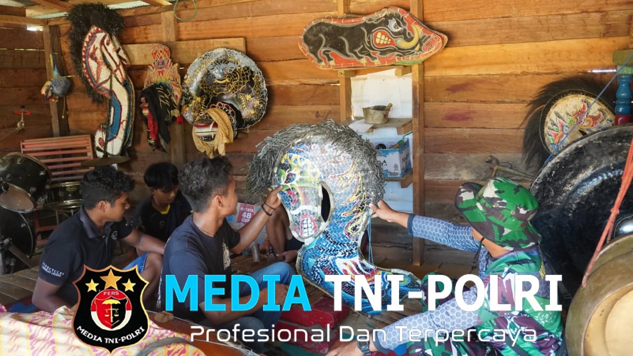 Satgas TMMD Reg Ke-127 Kodim 1015/Spt Komsos dengan Pemilik Seni Jaranan