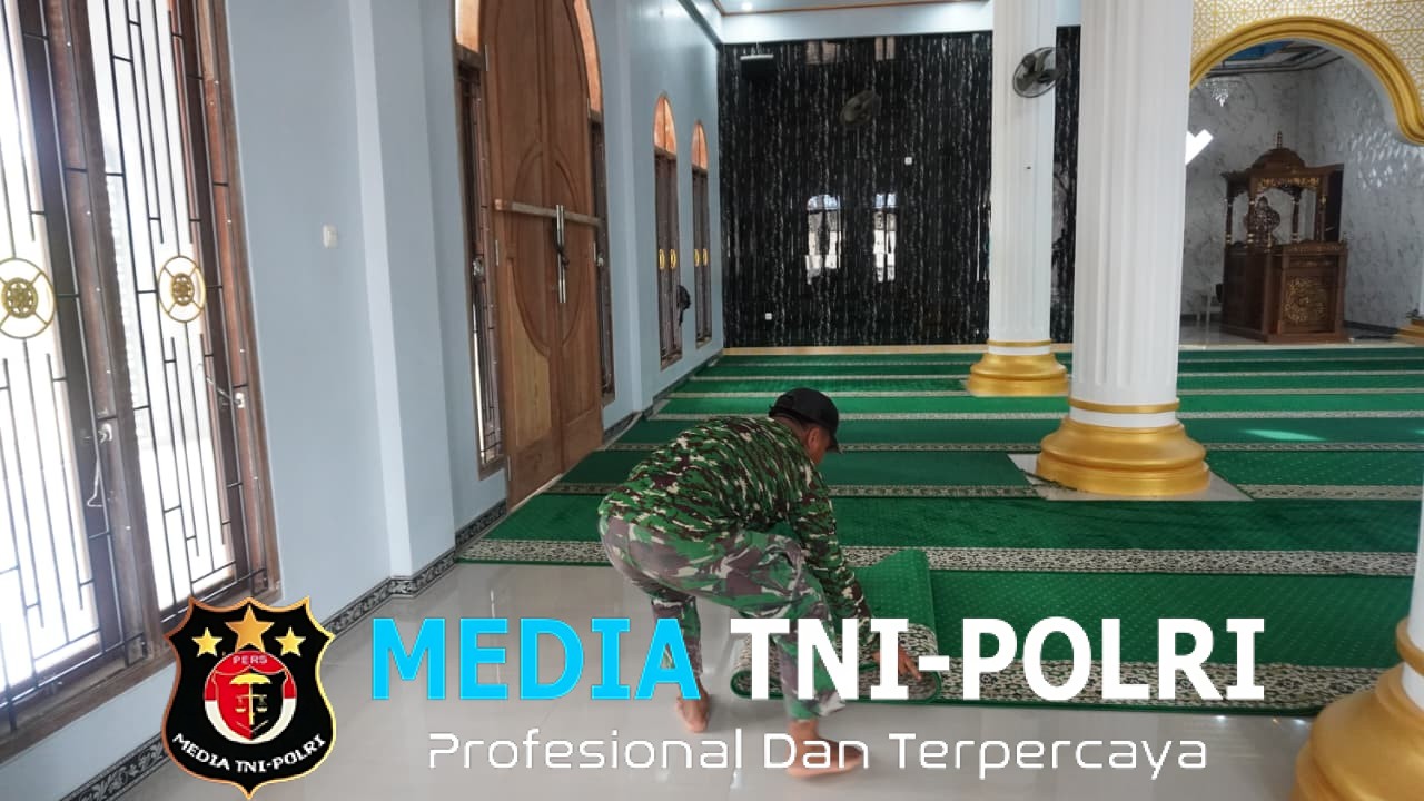 Jelang Sholat Jum’at Satgas TMMD Reguler ke-127 Kodim 1015/Sampit Bersihkan Masjid