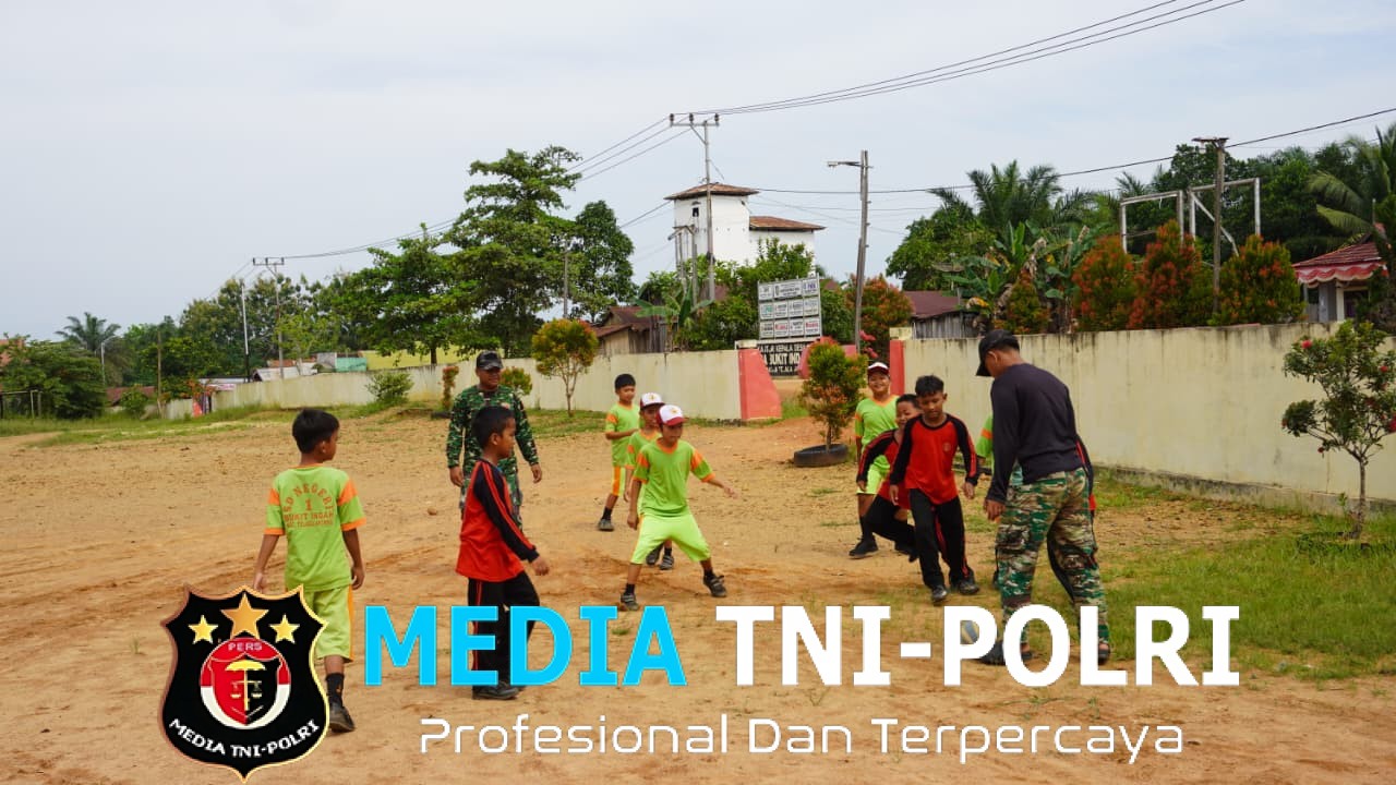 Anggota Satgas TMMD Reg Ke-127 Kodim 1015/Sampit Bermain Bola Bersama Anak-anak