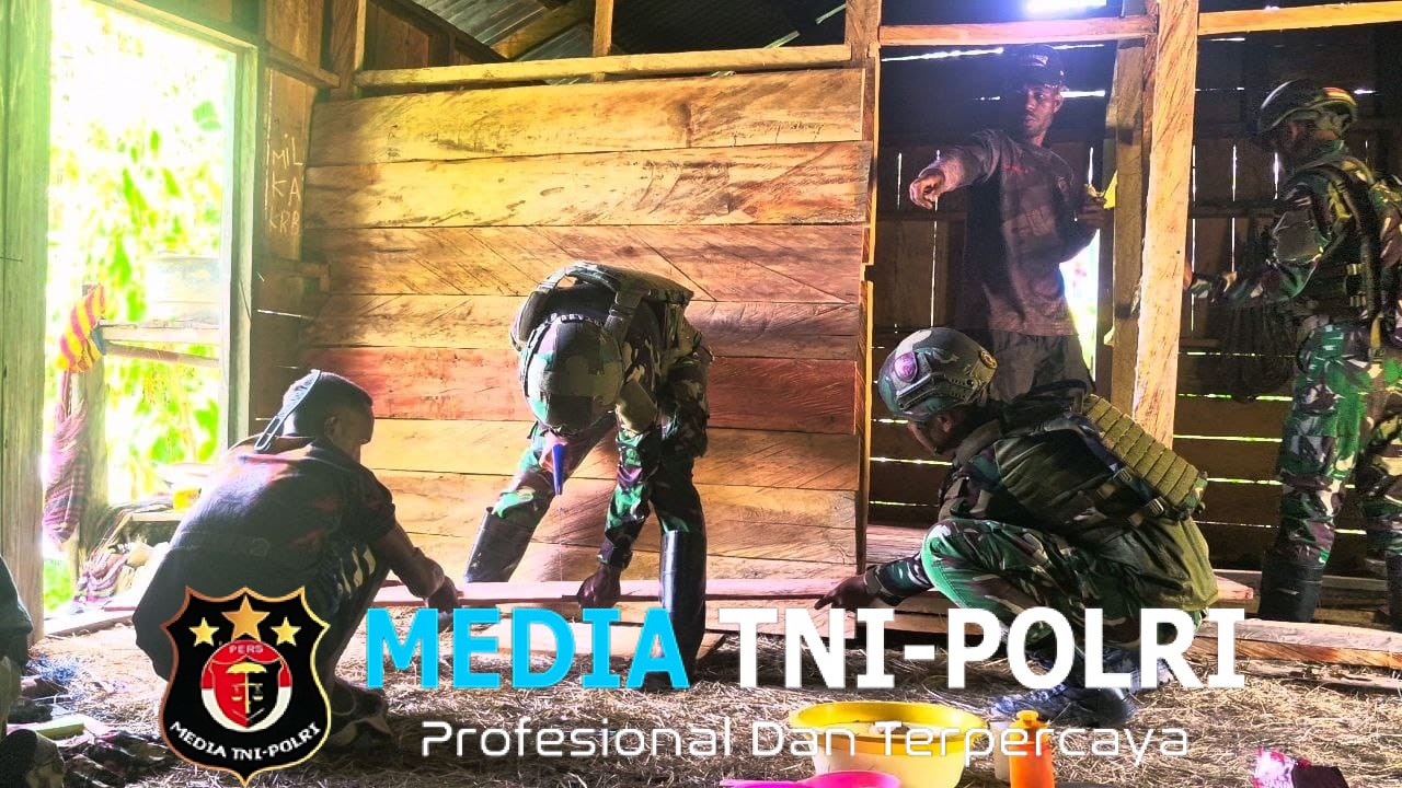 Wujud Kepedulian TNI, Satgas Yonif 521/DY Bantu Renovasi Rumah Warga di Distrik Eragayam