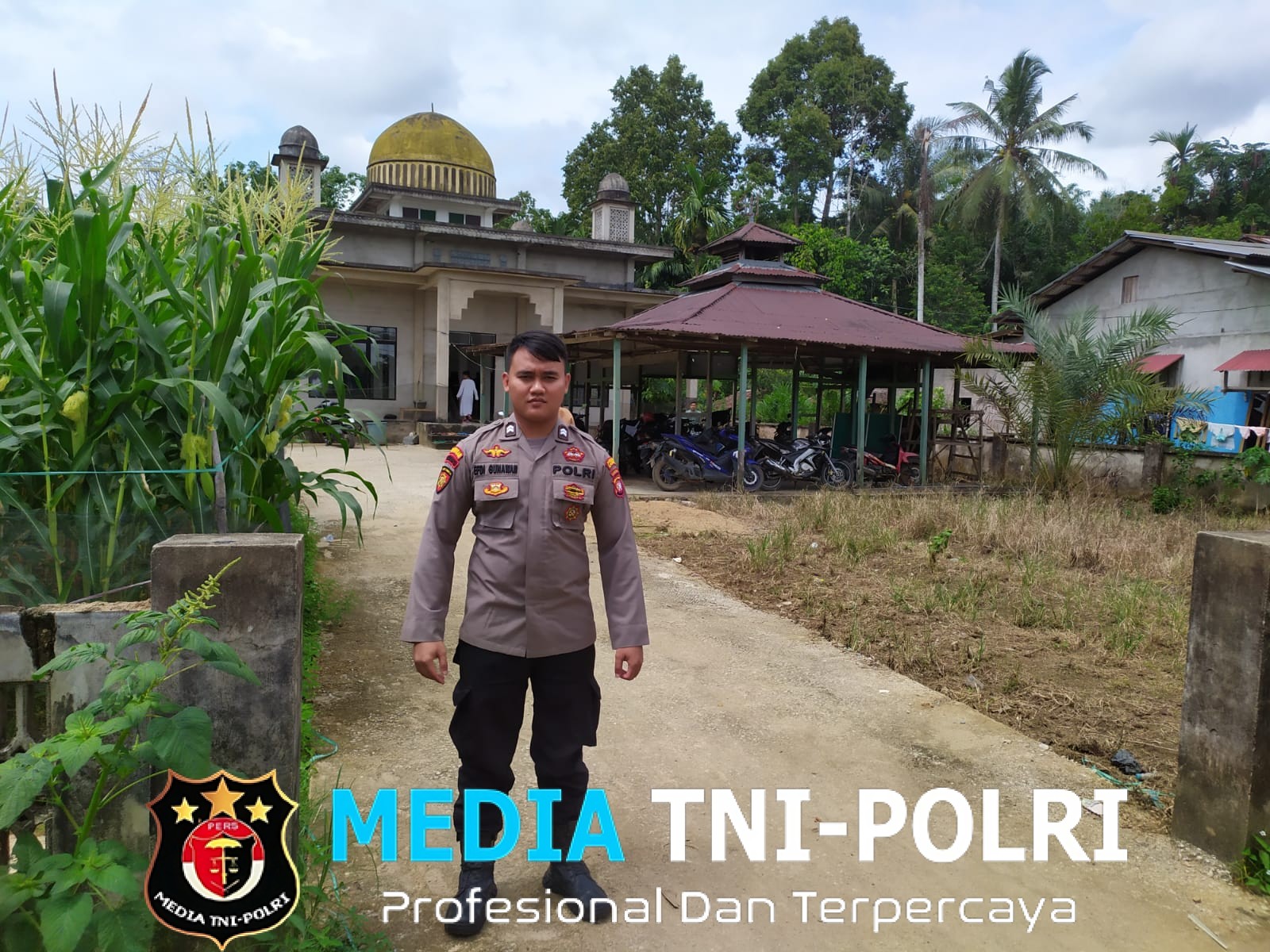 Personel Subsektor Sompak Amankan Ibadah Sholat Jumat di Masjid Al Hidayah