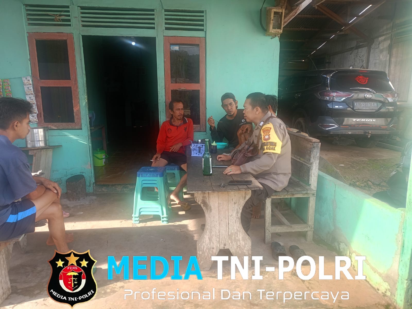 Senyum Humanis Bhabinkamtibmas Warnai Silaturahmi di Rumah Warga