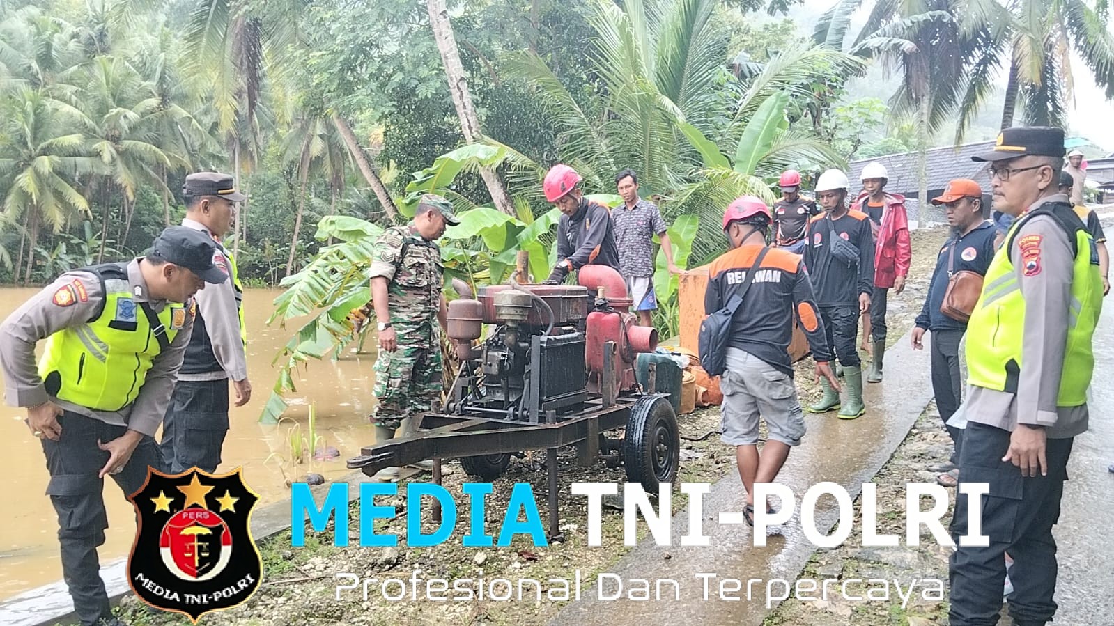 Banjir Putus Akses Jalan di Gambirmanis, Polsek Pracimantoro Bersama Jajaran Terkait Bergerak Cepat Lakukan Mitigasi