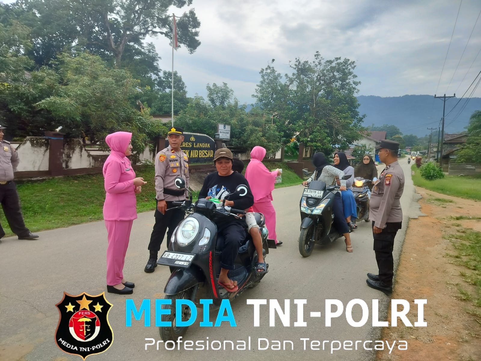 Menebar Berkah Ramadhan, Polsek Air Besar dan Bhayangkari Bagikan Takjil ke Warga