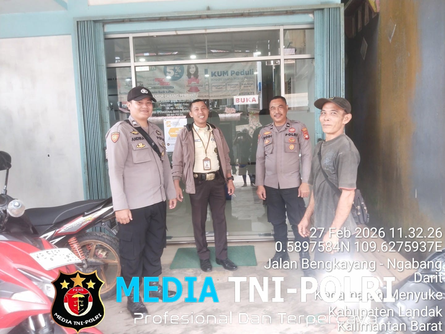 Samapta Polsek Menyuke Laksanakan Patroli Berikan Rasa Aman dan Nyaman Kepada Warga yang Lagi Santai