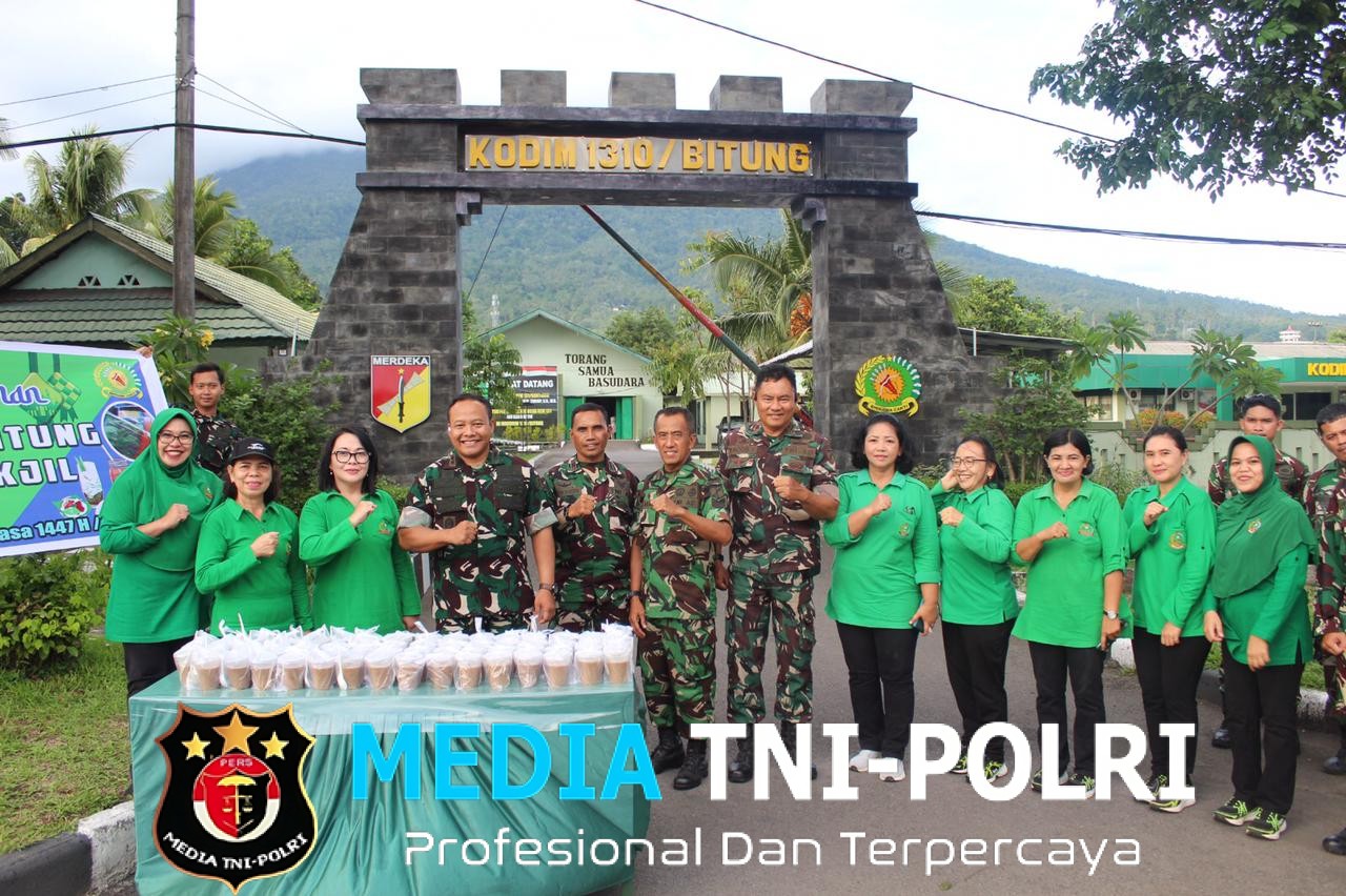 Wujud Kepedulian dan Kebersamaan di Bulan Ramadhan, Dandim 1310/Bitung bersama Anggota dan Persit Kodim 1310/Bitung Berbagi Takjil di Depan Makodim