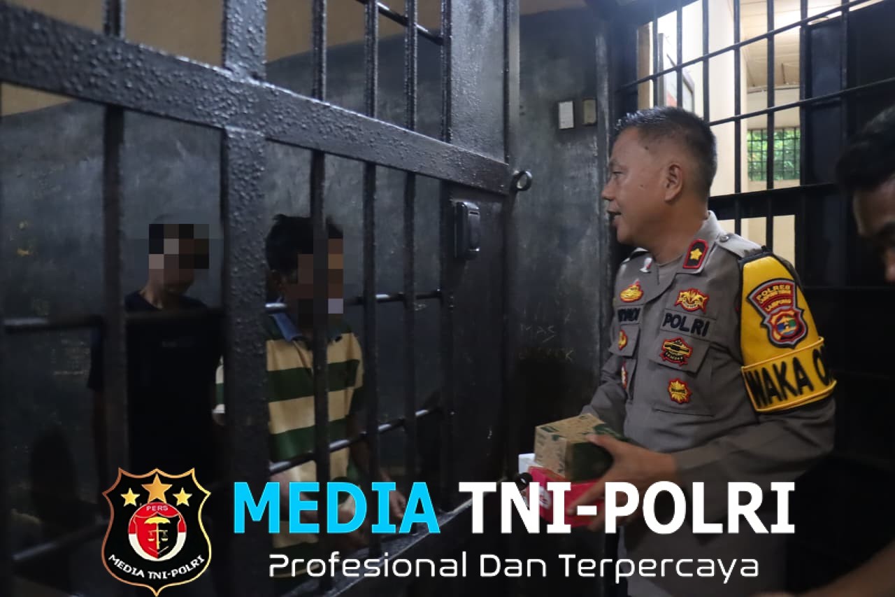 Berbagi Kebaikan di Bulan Ramadhan, Wakapolres Lampung Timur Bagikan Takjil dan Makan ke Tahanan Jelang Berbuka