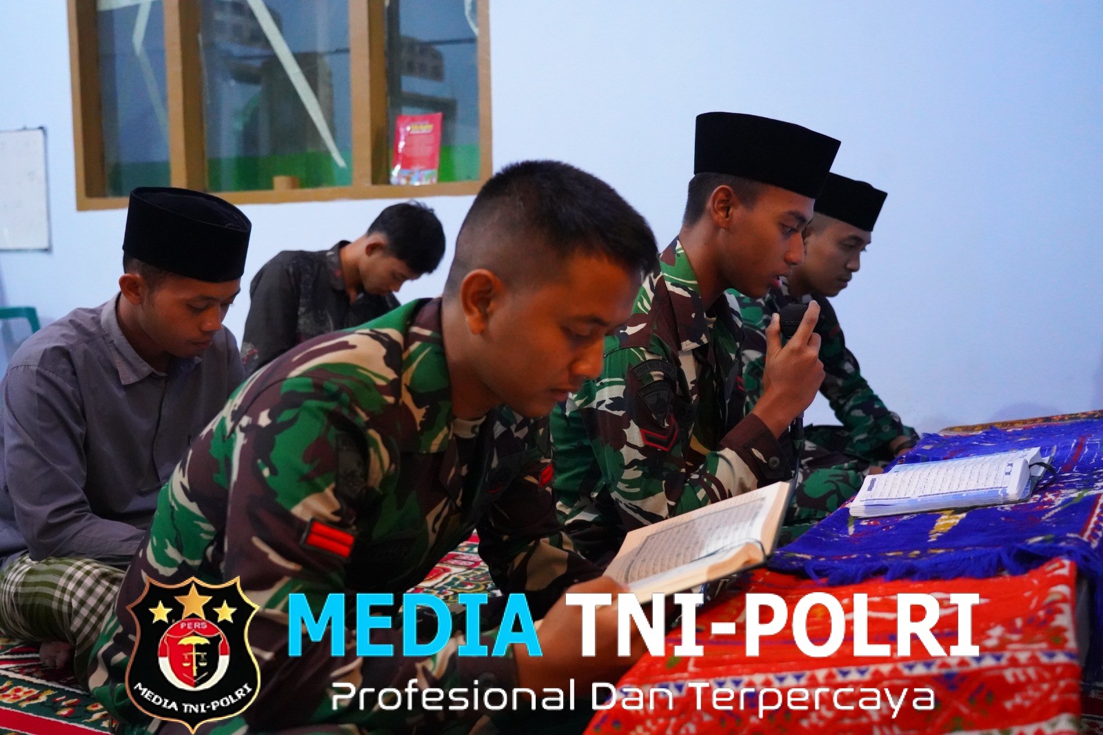 Meski Puasa Dan Bekerja Seharian, Satgas TMMD Ke 127 Kodim 0808/Blitar Tetap Laksanakan Tadarus Di Desa Krisik
