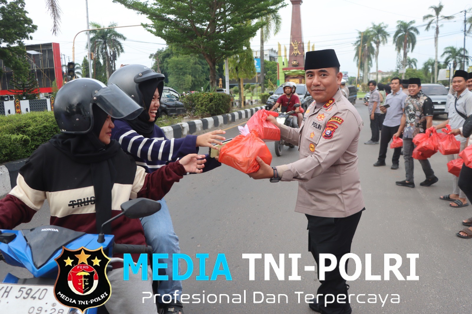 Menebarkan Kebaikan di Bulan Ramadhan Polres Kotim dan Bhayangkari Berbagi Puluhan Takjil