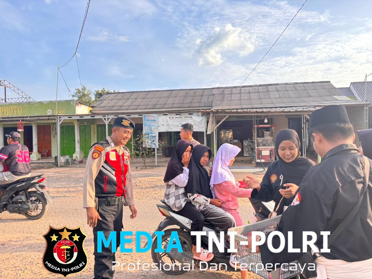 Semarak Ramadhan 1447 H, Polsek Lambu Kibang Bagikan Takjil di depan Mako Kepada Masyarakat Pengguna Jalan yang Melintas