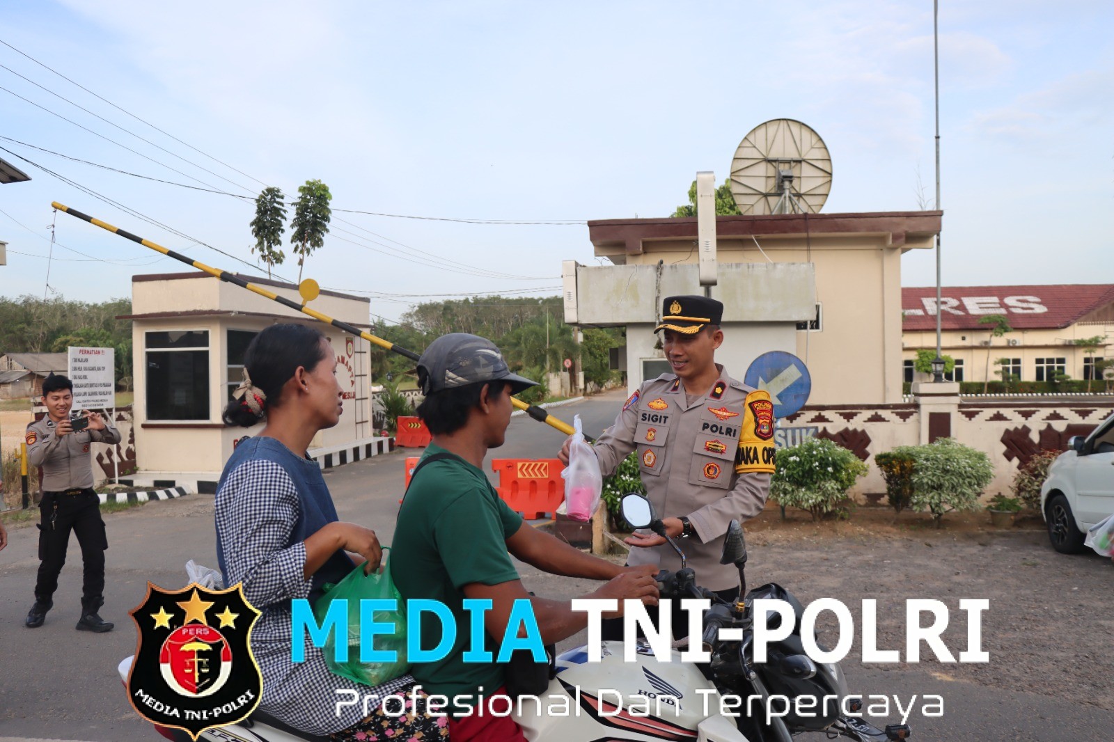 Lomba Pahala Dibulan Ramadhan, Jajaran Polres Mesuji Bagi – Bagi Takjil Kepada Pengendara