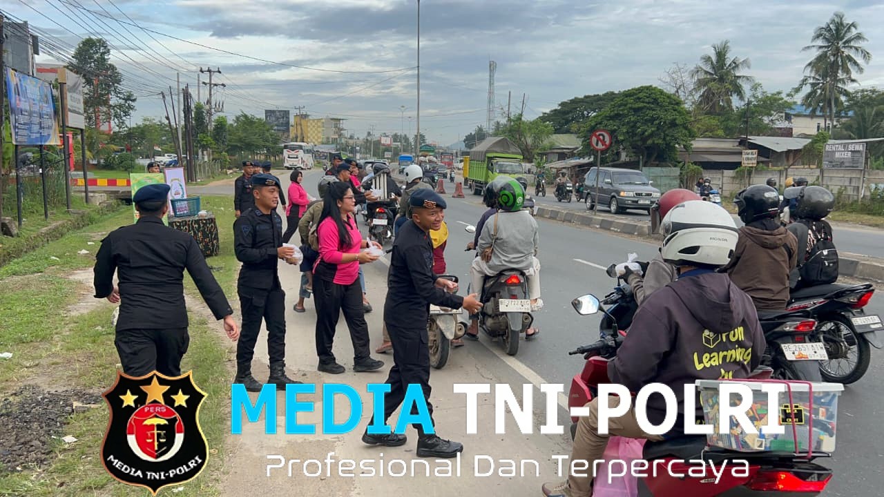 Batalyon A Pelopor Berbagi Takjil, Hangatkan Kebersamaan di Bulan Suci Ramadan