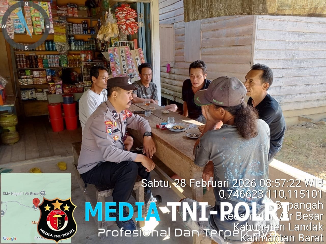 Hangat di Bawah Terik Matahari, Polisi dan Warga Air Besar Jalin Kedekatan