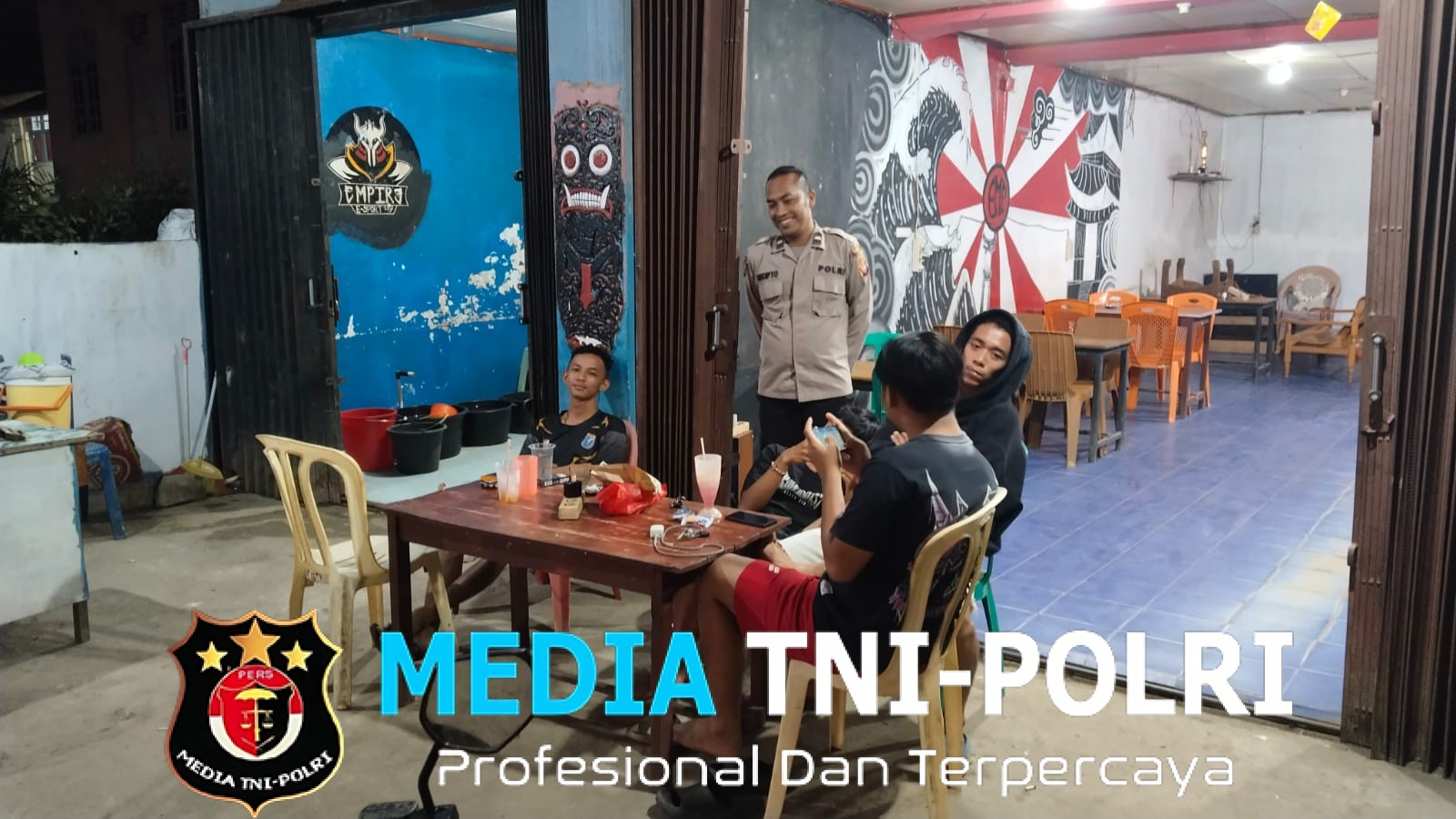 Patroli Malam Humanis, Polisi Sengah Temila Ingatkan Warga Waspadai Penipuan Online