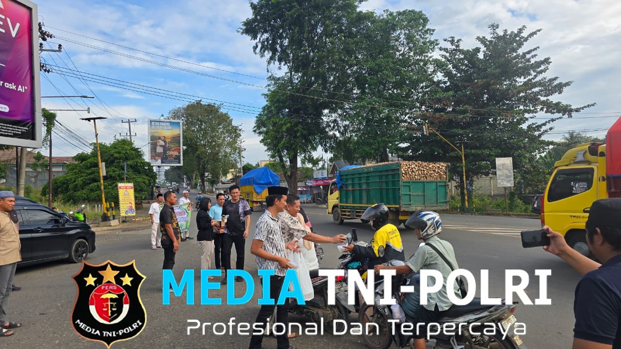 Ramadhan Berbagi, Sat Intelkam Polres Lampung Utara Bagikan Takjil di Bundaran Tugu Alamsyah RPN