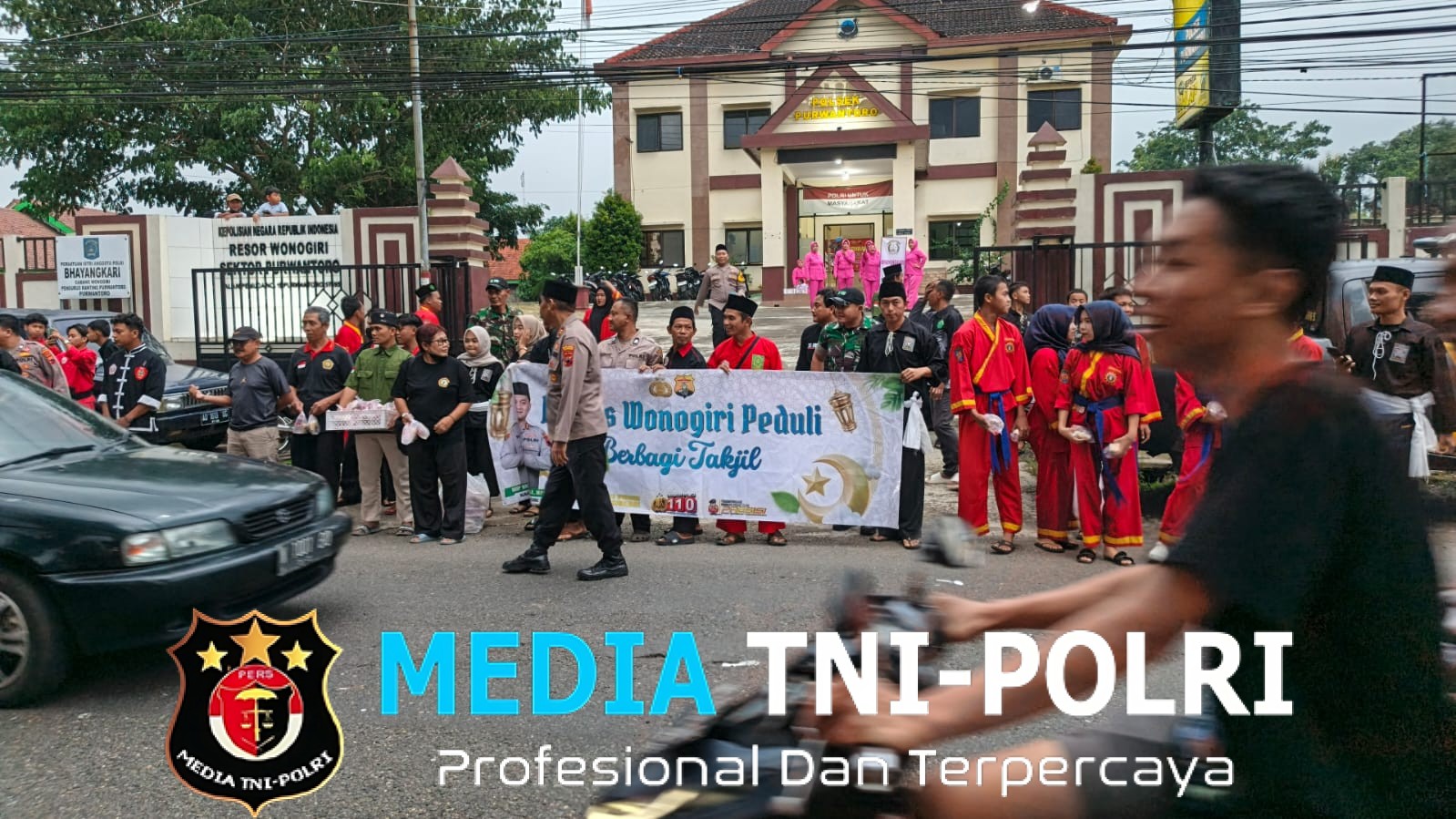 Polisi dan Perguruan Silat di Purwantoro Bersinergi Berbagi Takjil, Perkuat Kerukunan Ramadan