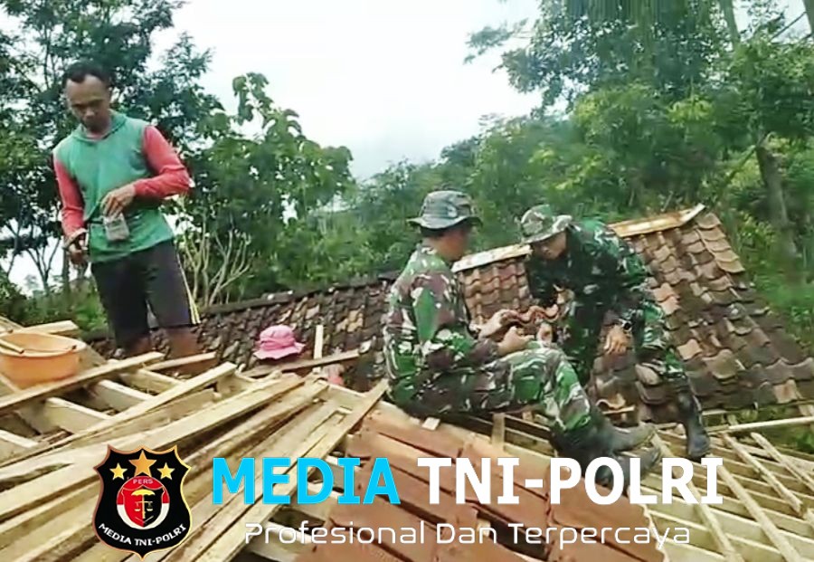 Tak Diragukan Lagi, Satgas TMMD 127 Kodim Wonogiri Cekatan Rehab Atap Rumah Milik Sarikem