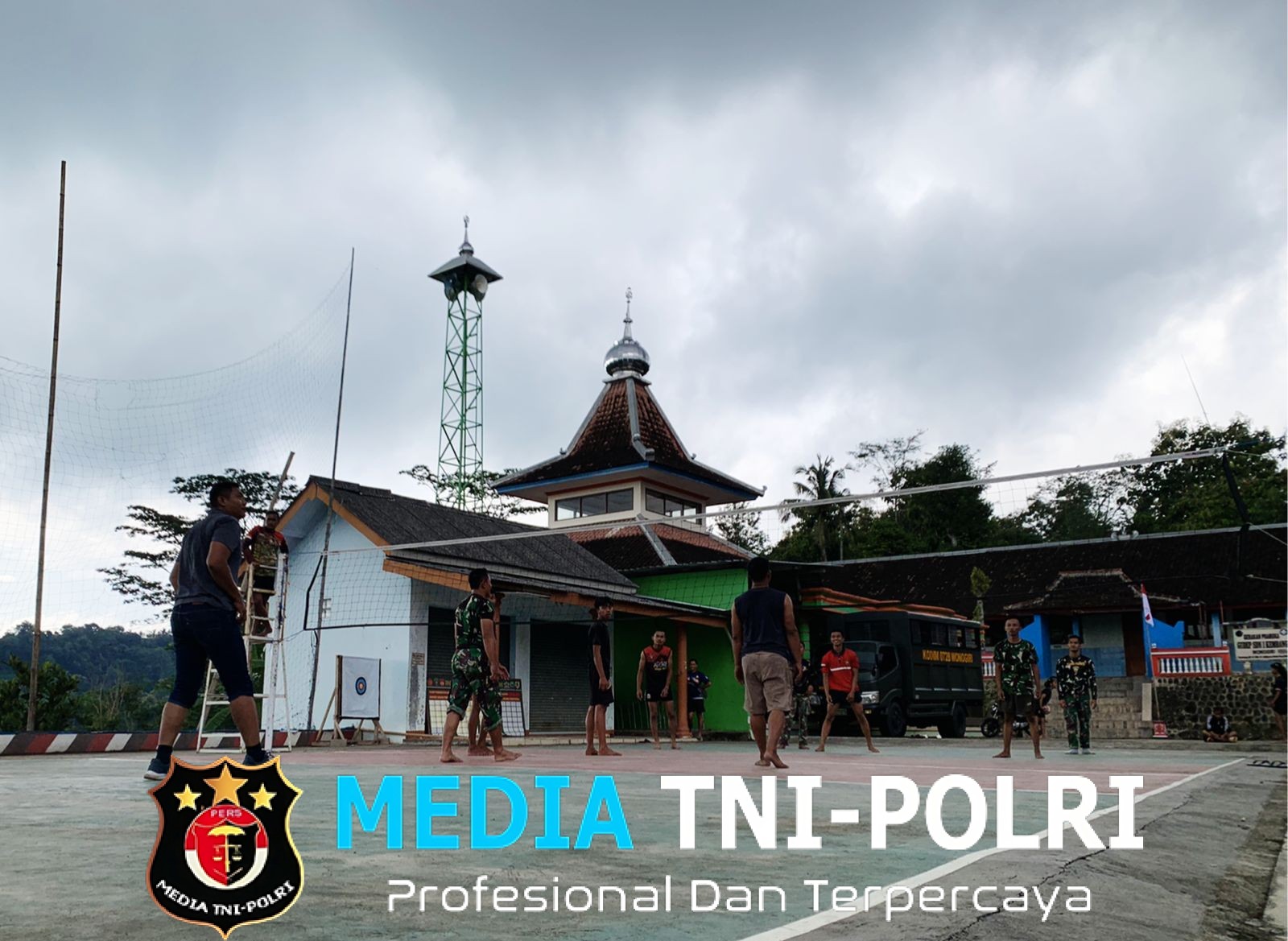 Menunggu Saat Berbuka Puasa, Ini Yang Dilakukan Satgas TMMD Reguler 127 Bersama Pemuda