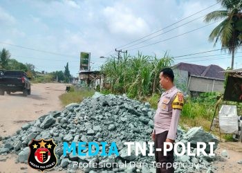 Respons Cepat Keluhan Warga, Polsek Seputih Banyak Wujudkan Perbaikan Jalan Lewat Program Polsek Manjaw di Kampung