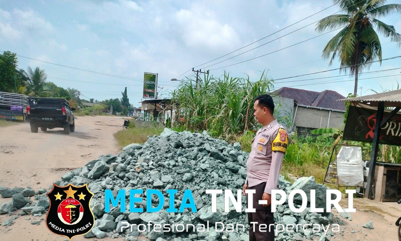 Respons Cepat Keluhan Warga, Polsek Seputih Banyak Wujudkan Perbaikan Jalan Lewat Program Polsek Manjaw di Kampung