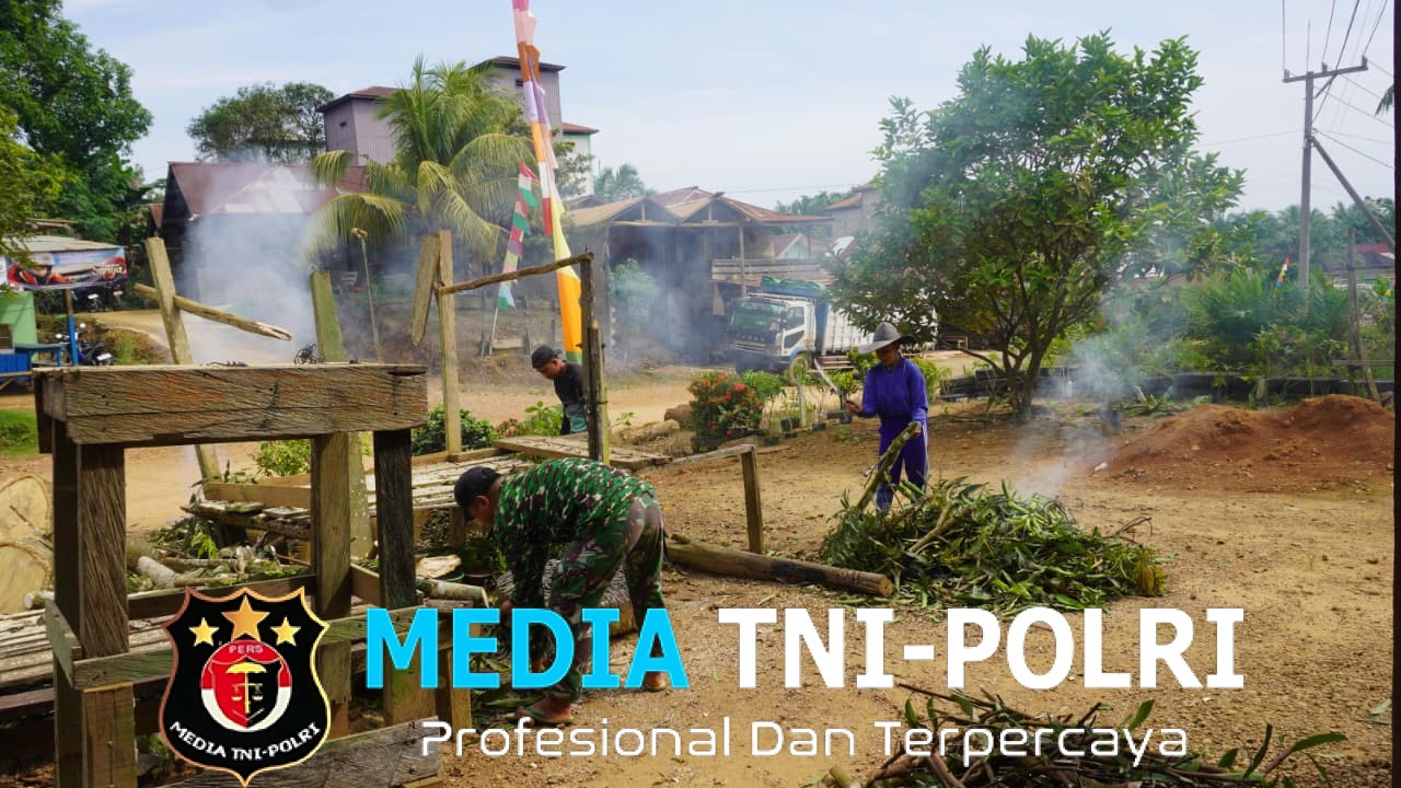 Satgas TMMD Reguler ke-127 Kodim 1015/Sampit Tak segan Batu orang Tua Asuh Membersikan Halaman Rumah