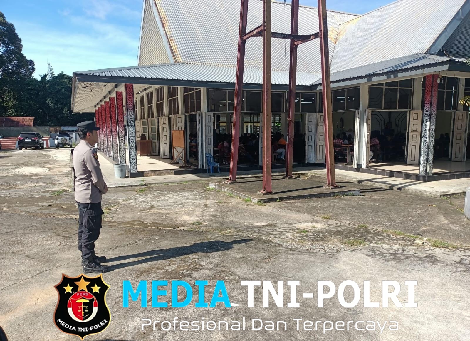 Personel Polsek Menjalin Laksanakan Pengamanan Ibadah Misa Minggu di Gereja Paroki Santo Petrus dan Paulus