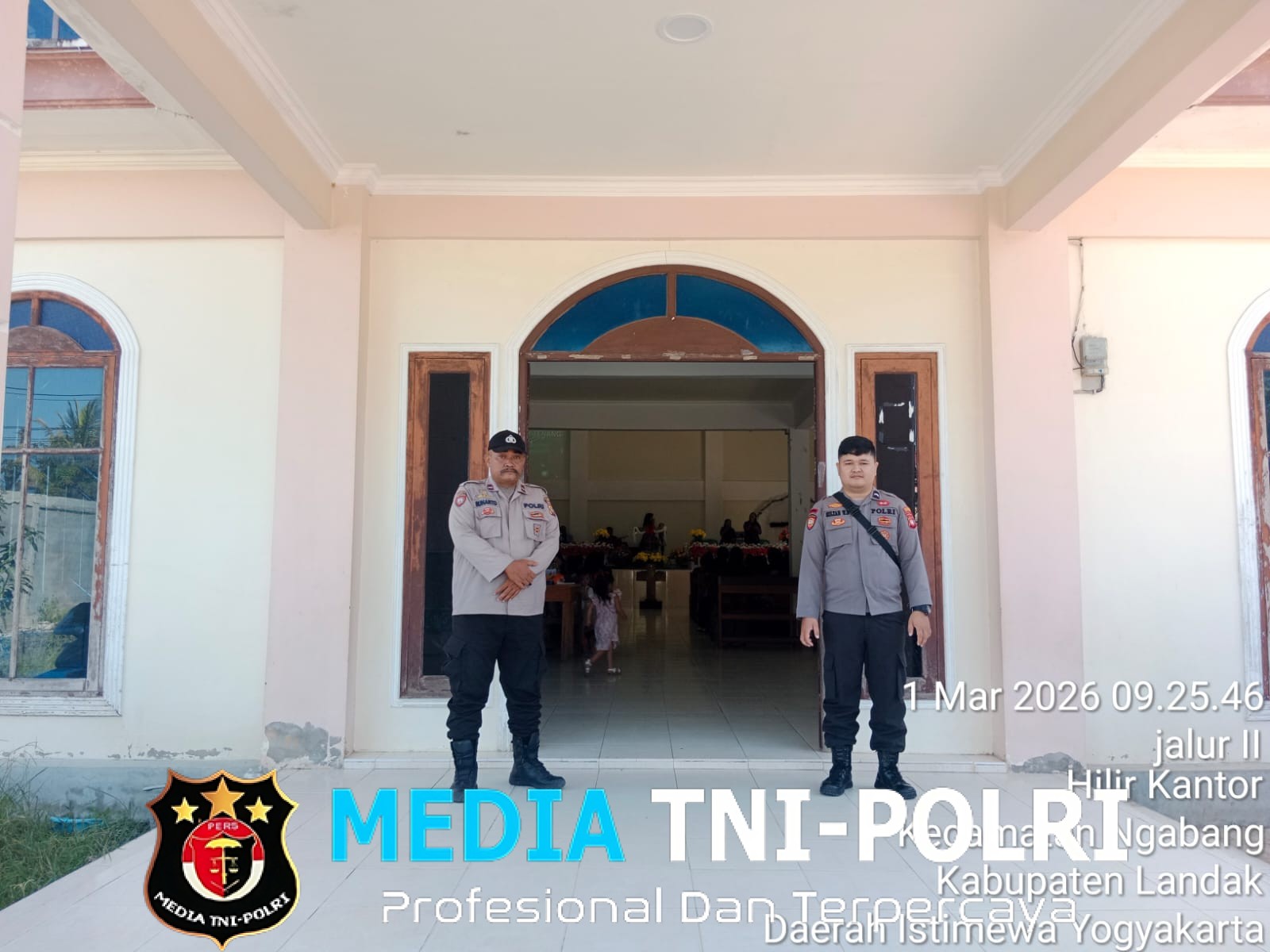 Situasi Kamtibmas Dalam Keadaan Aman Dan Kondusif Saat Personil Polsek Ngabang Laksanakan Pengamanan Giat Ibadah Minggu Di Gereja