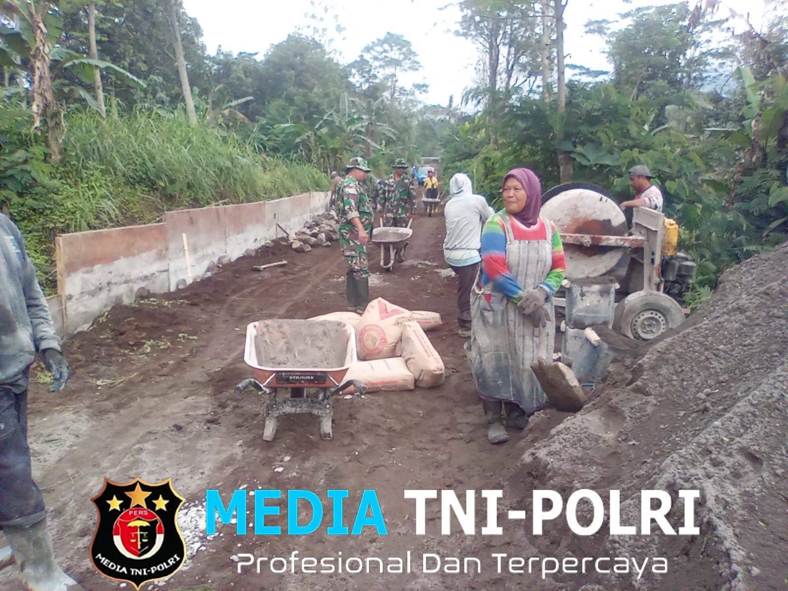 Semangat Kaum Ibu Warnai TMMD Mliwis, Gotong Royong Cor Jalan Demi Akses Lebih Baik