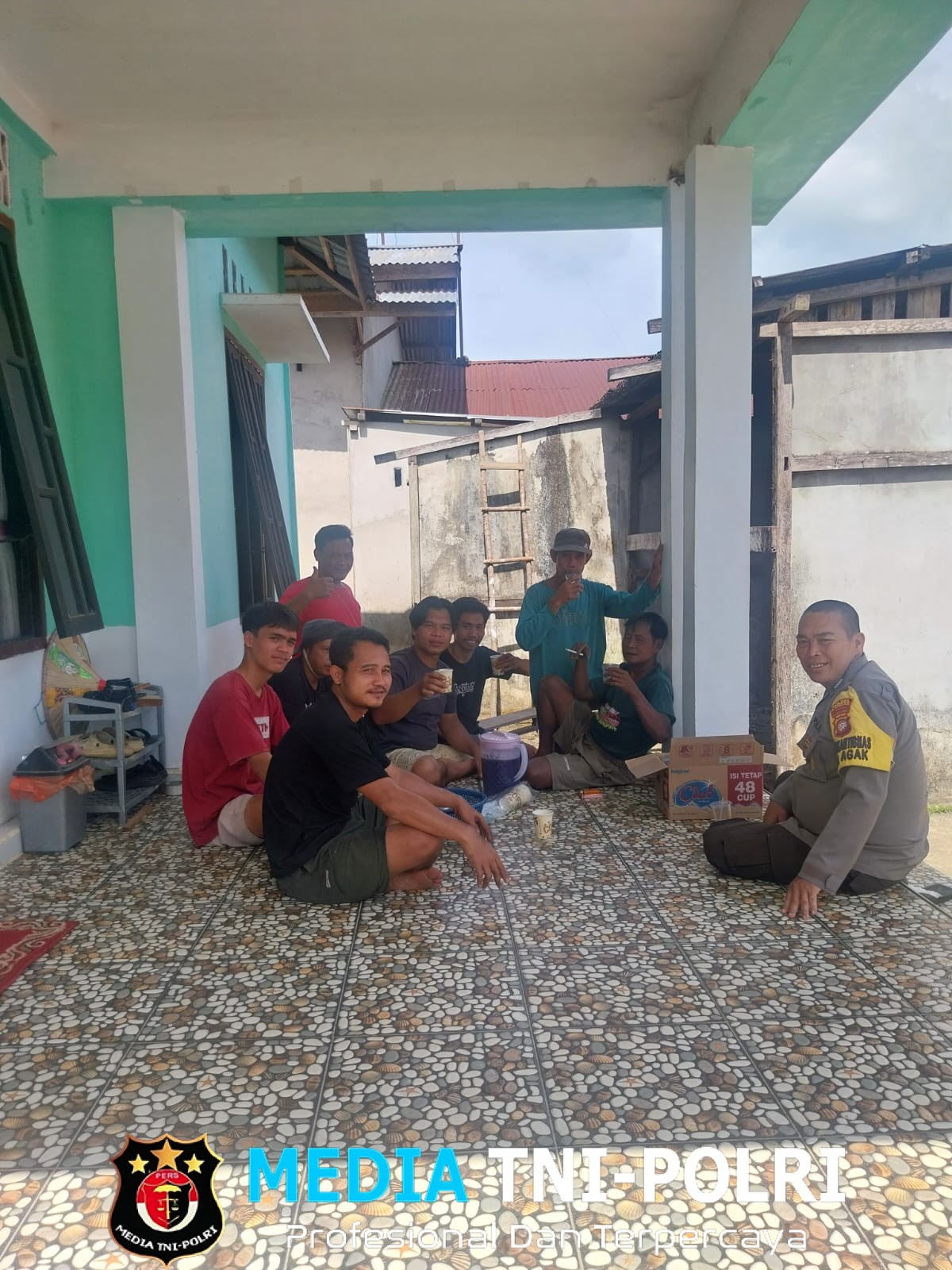 Ngobrol Santai di Teras Rumah, Cara Bhabinkamtibmas Polsek Sebangki Dekatkan Diri ke Warga