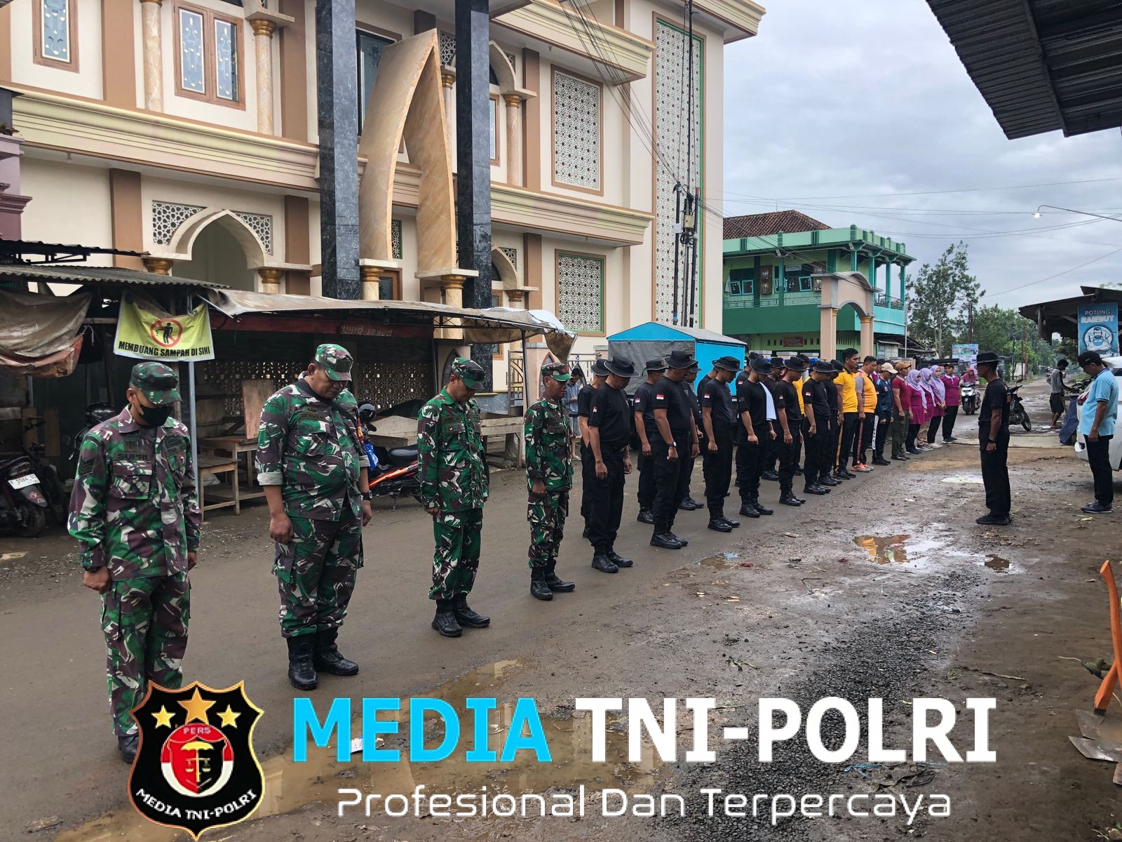 Ratusan Personel Brimob Polda Jateng Serentak Korvey Massal Bersihkan Waduk dan Pasar