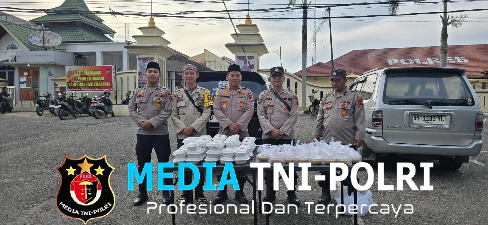 Polsek Tabir Selatan Bagikan 150 Paket Takjil Untuk Masyarakat