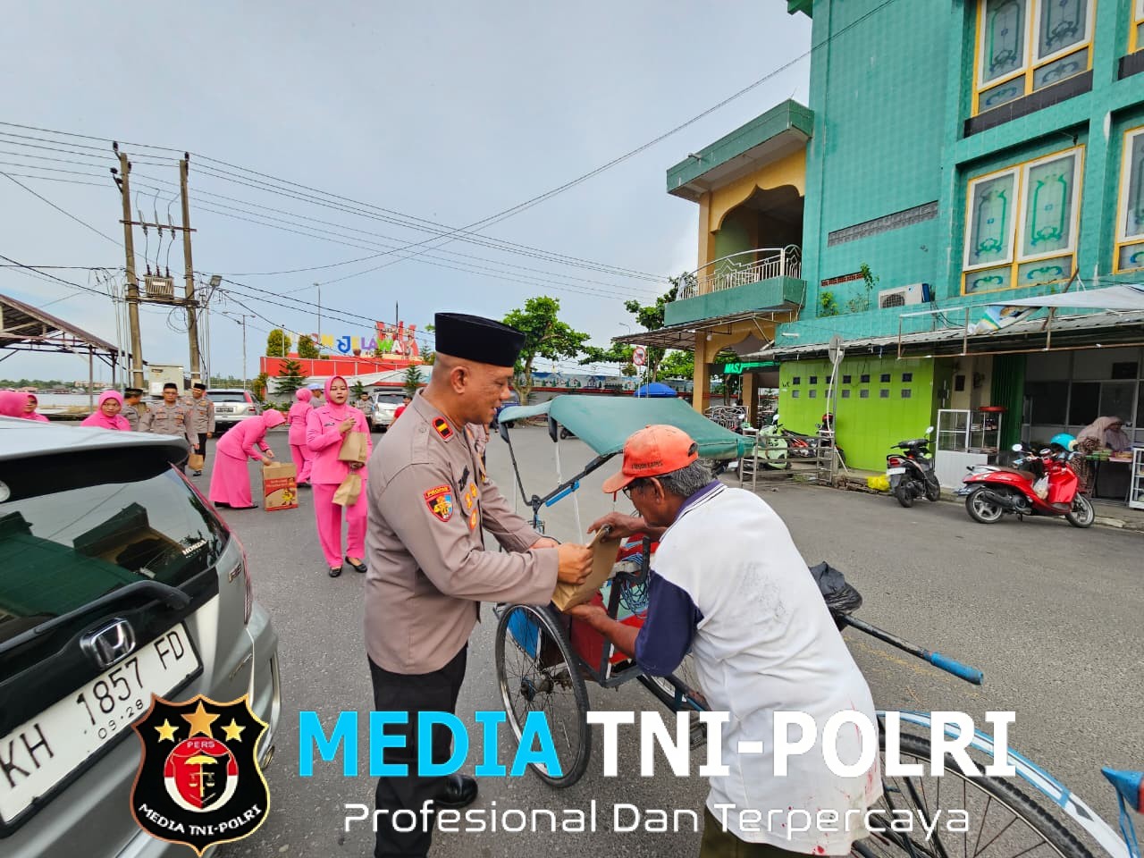 Polsek K.P.Mentaya Menunjukkan Kepedulian Sosial dengan Membagikan Paket Takjil Gratis kepada Masyarakat yang Melintas didepan Mako Polsek